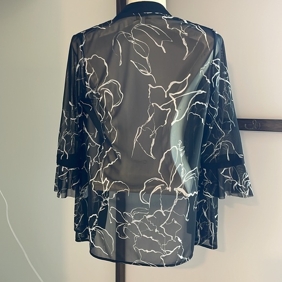 Lauras black &white floral Kimono with with 3/4 sleeves & flared cuffs shrug . - Picture 4 of 8